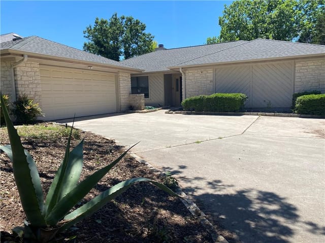 3805 Lakeway Blvd