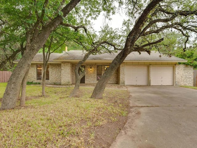 3806 Crowncrest Cv