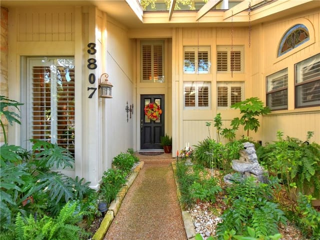 3807 Woodbrook Cir
