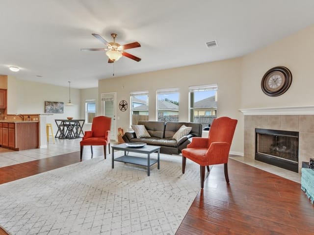 3825 Carbondale Ave