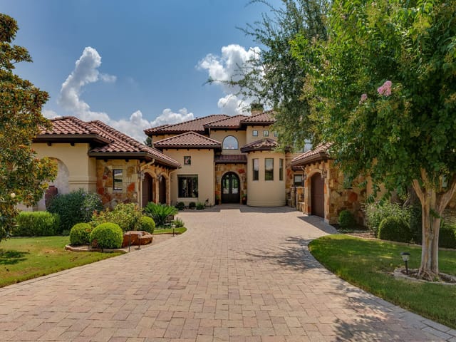 3905 Sugarloaf Dr