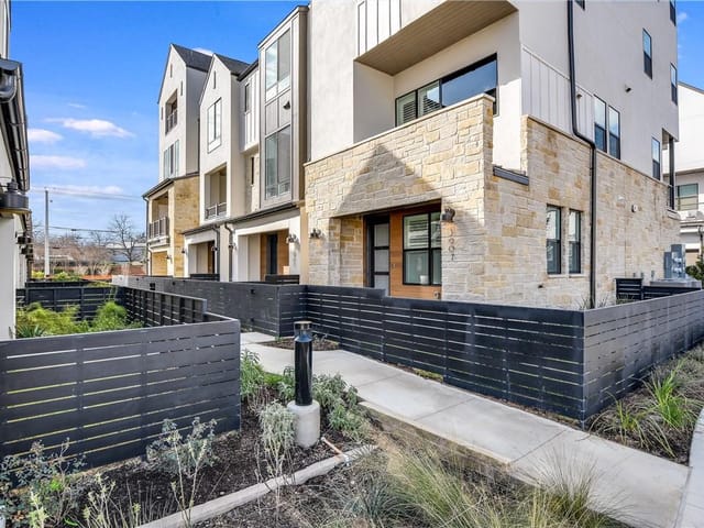 3905 Vantage Dr