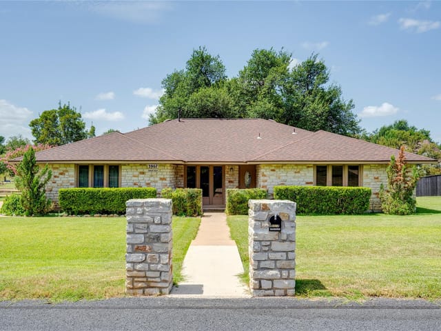 3907 Eagle WAY
