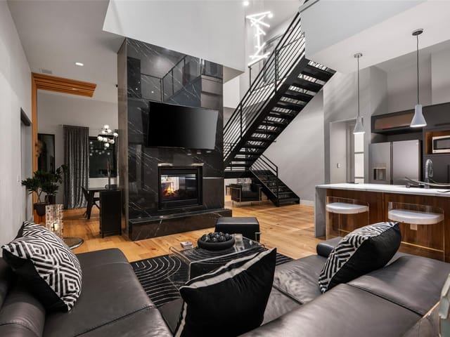 3913 Lago Vista Dr
