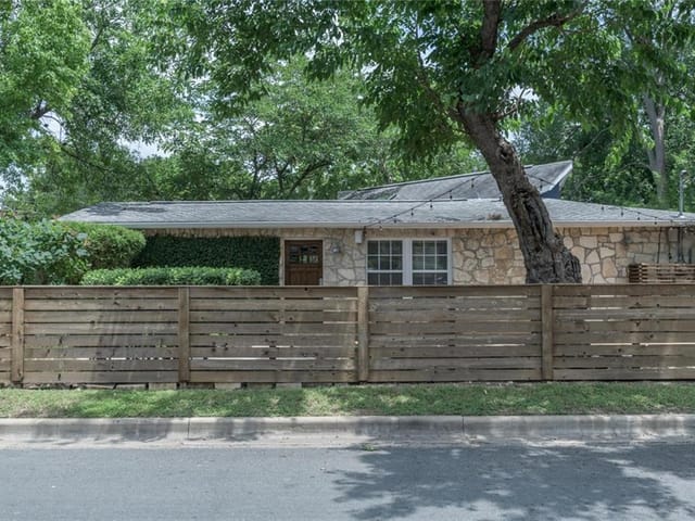 3915 Oakmont Blvd