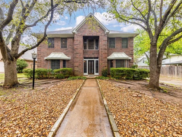 3916 Shavano Dr
