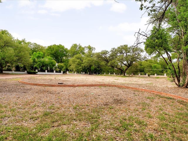 3917 Balcones Dr