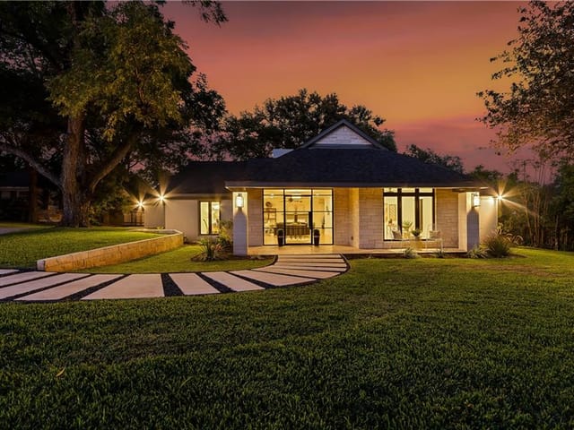 3919 Balcones Dr