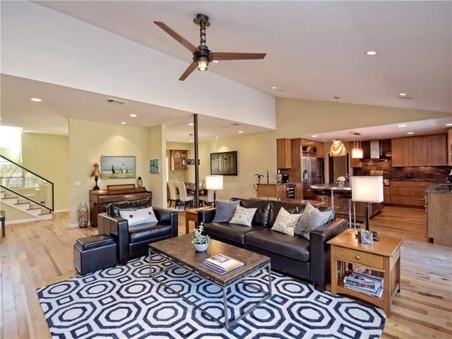 3925 Balcones Dr
