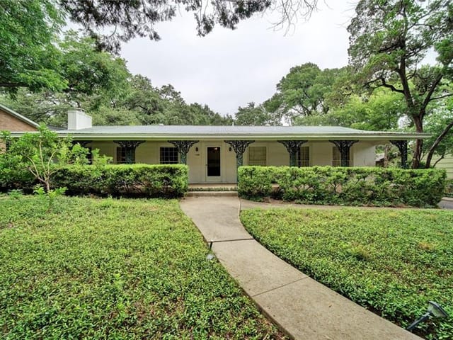 3933 Balcones DR