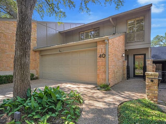 40 WOODSTONE SQ