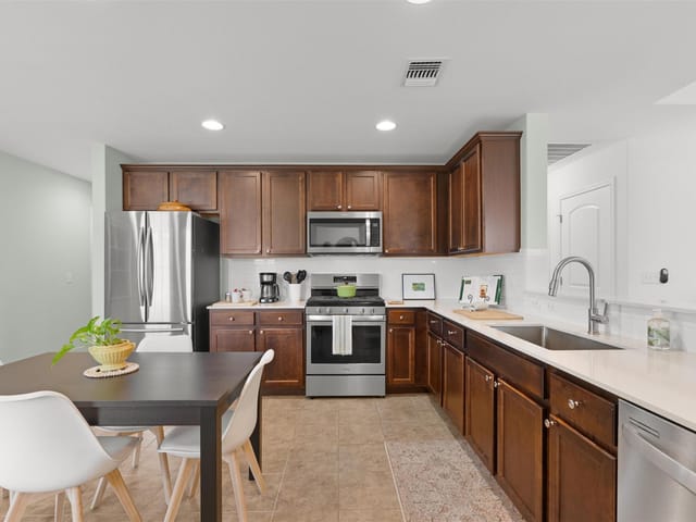 400 Fannin Ct