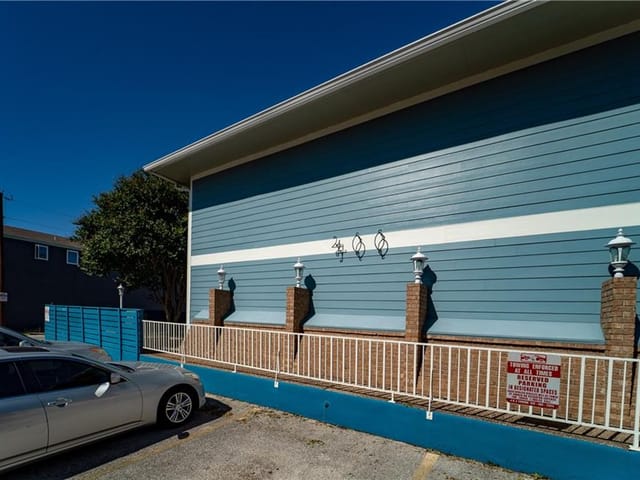 400 W 35th St Unit #103