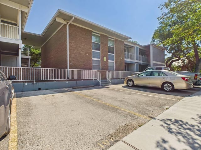 400 W 35th ST Unit #104