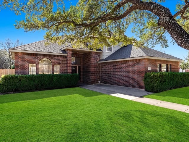 401 Hickory Ridge Trl
