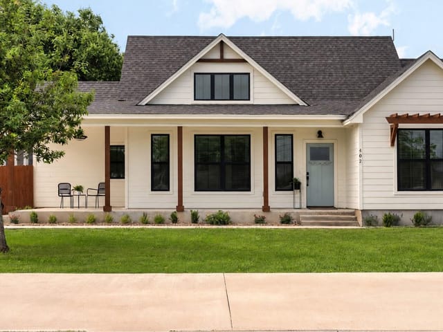 402 E Ash Dr