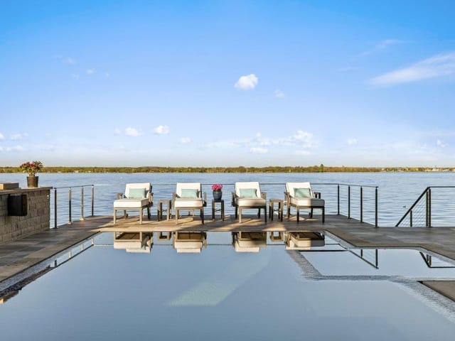 402 Lighthouse Dr