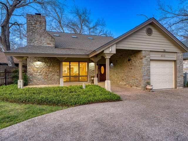 402 Meadowlakes Dr