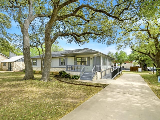 403 W Anderson Ave
