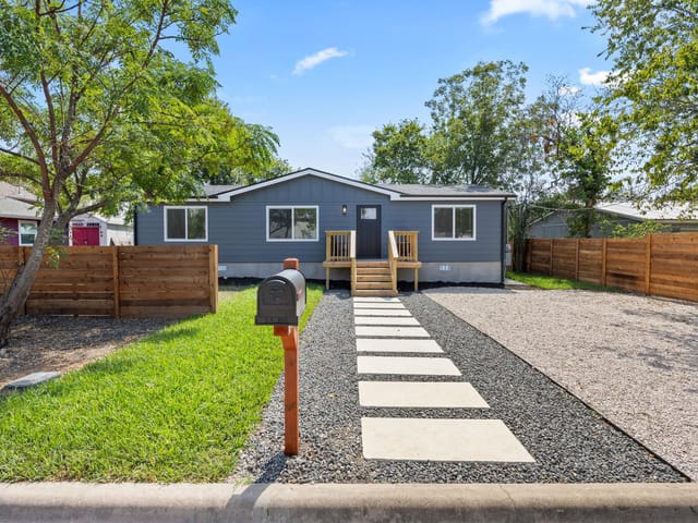404 E Pecan St