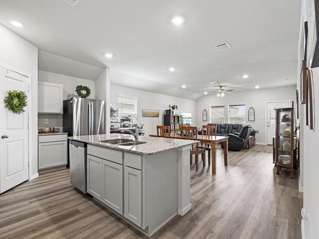 405 Perry PL