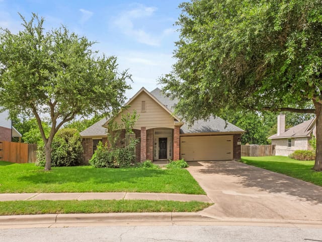 406 Bellaire Oaks DR