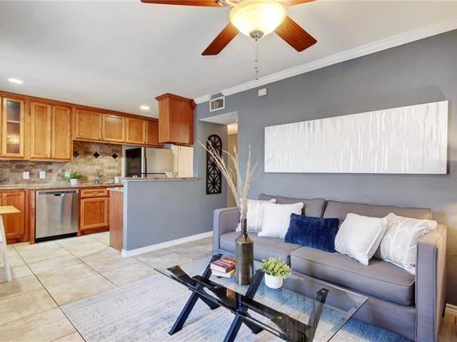 407 E 45th St Unit #204