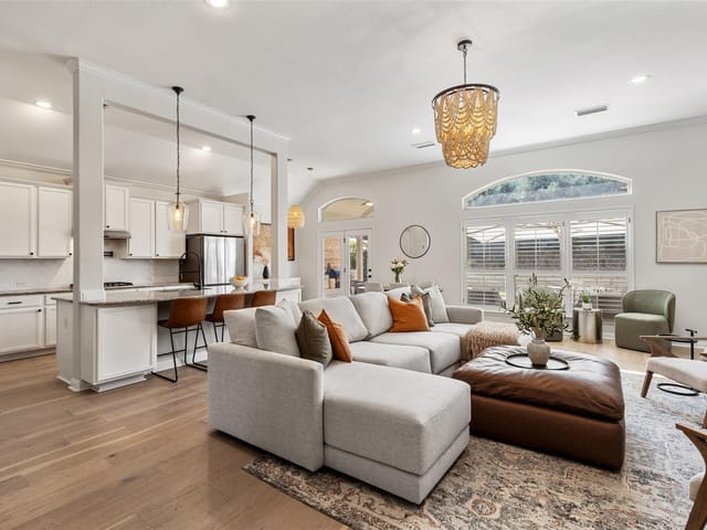 407  Highland Village Dr  