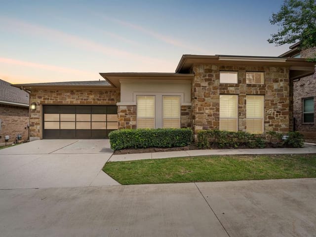 407 Jeffrey David Ln E