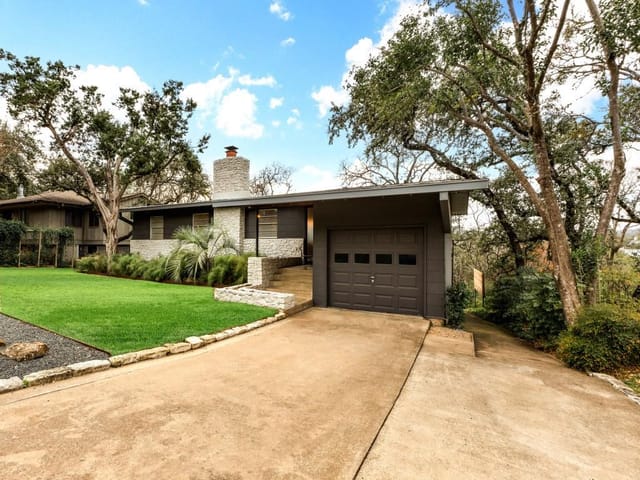 408 Brady LN