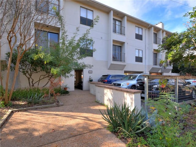 409 E 38th St Unit #201