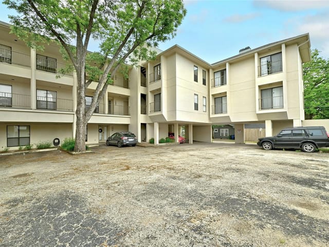 409 E 38th St Unit #301