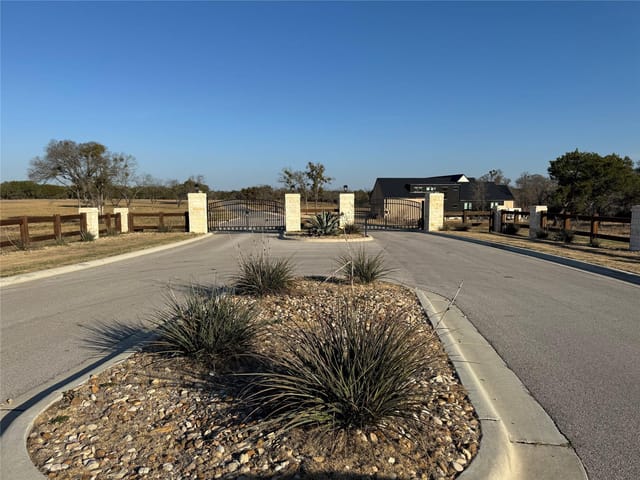 41 Hawthorne Ln