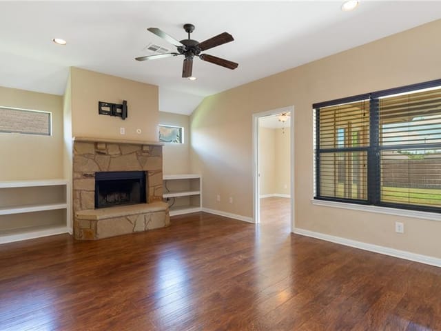 410 Valley Oaks LOOP