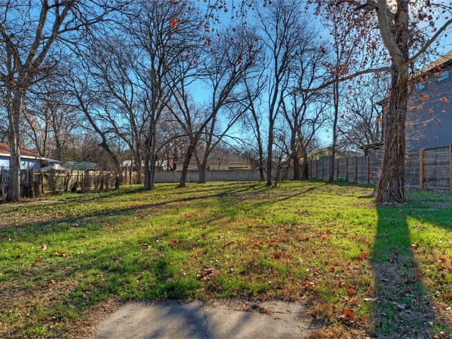 411 Hackberry Ln