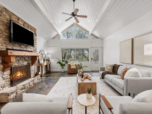 411 Lakeway Dr