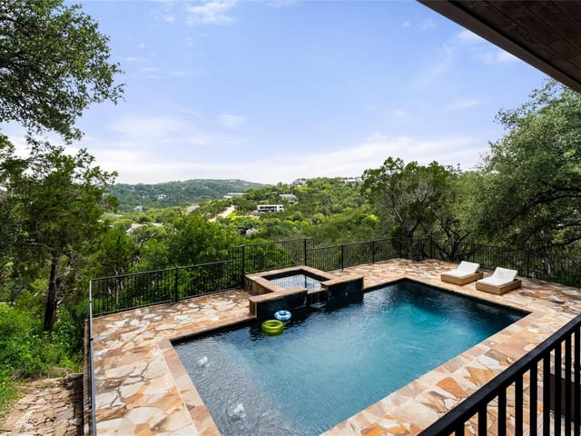 411 SKYLINE DR