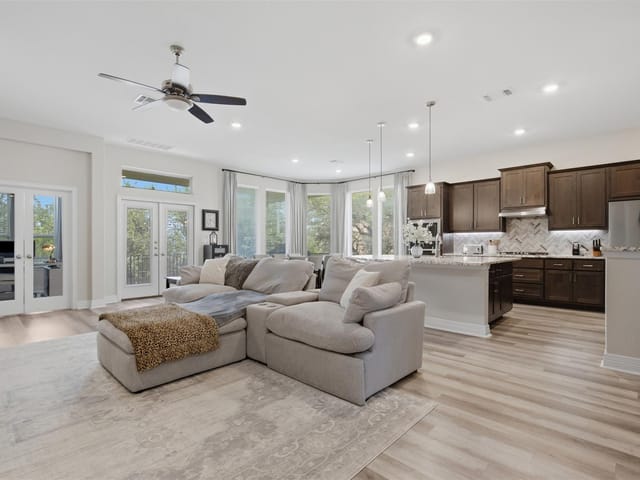 412 Fair Oaks DR