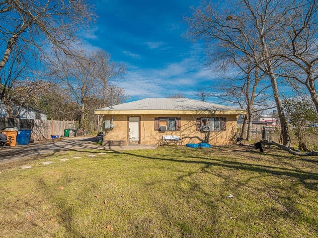 412 Hackberry Ln