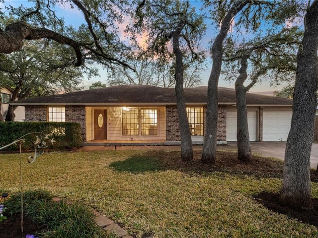 4124 Travis Country Cir