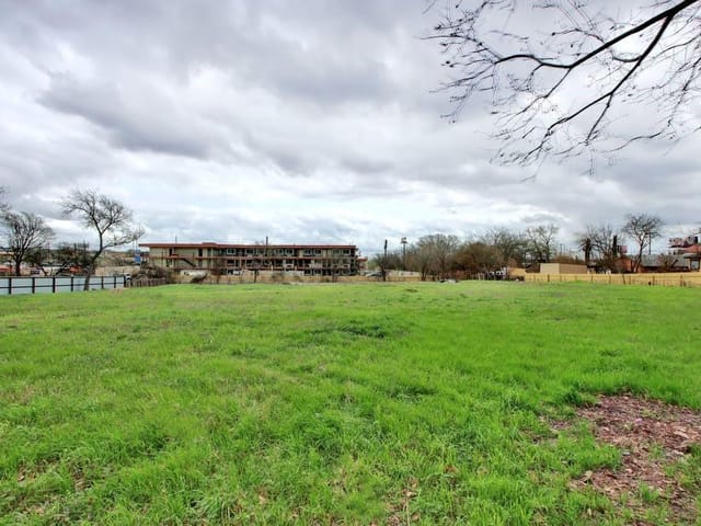 417 Hackberry Ln