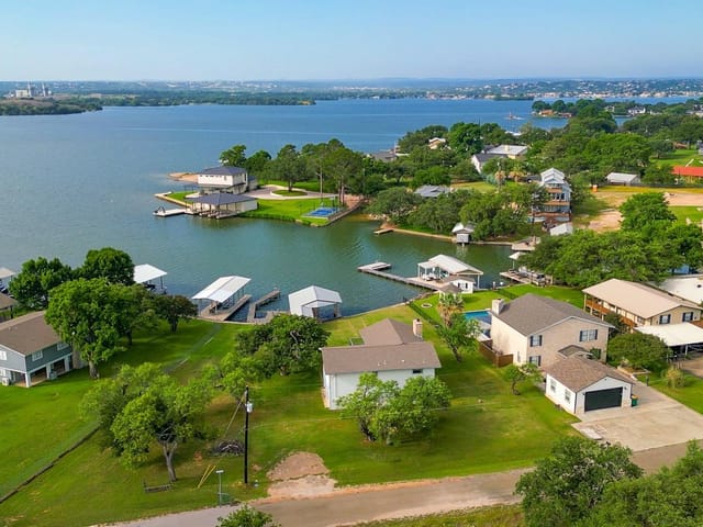 420 Hill DR - front exterior - Luxury home in Castle Hills, Granite Shoals, TX