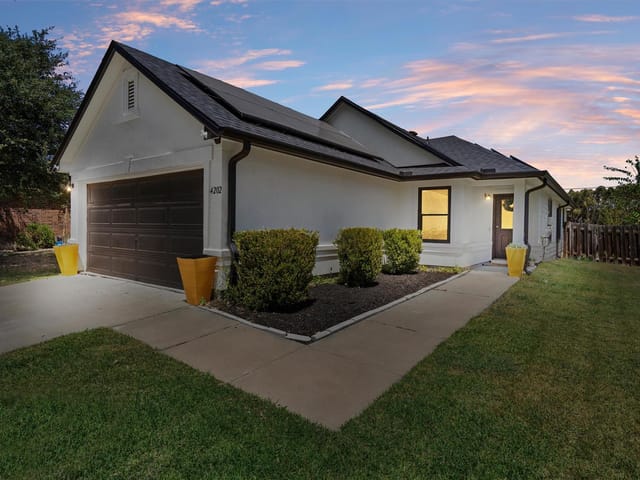 4202 Kings Canyon DR