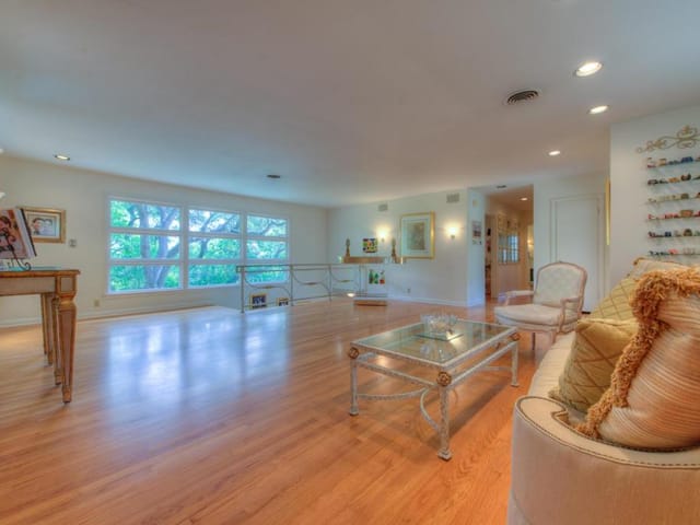 4203 Balcones Dr