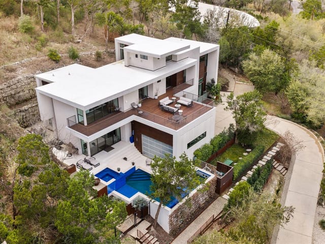 425 Yaupon Valley RD - front exterior - Luxury home in Sun Crest 02, West Lake Hills, TX