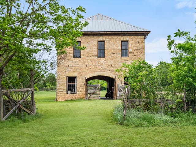 426 E Ranch Road 962 East