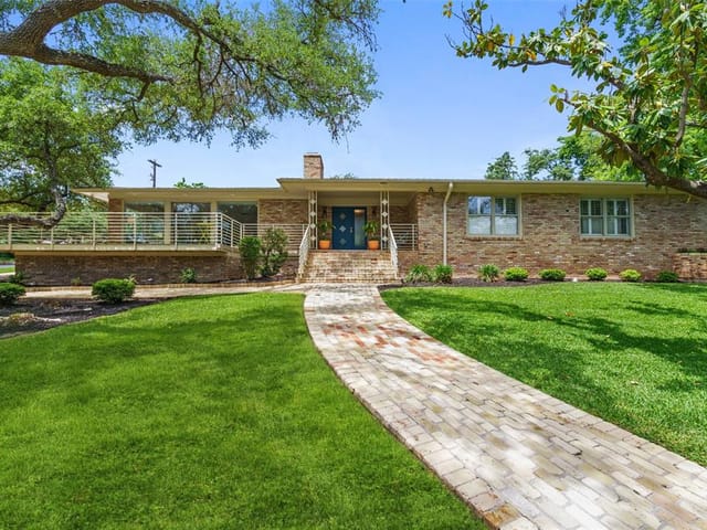 4300 Balcones Dr