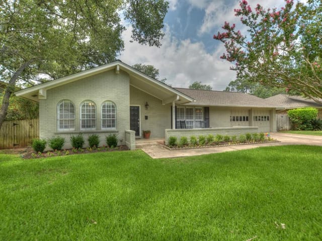 4301 Deepwoods Dr