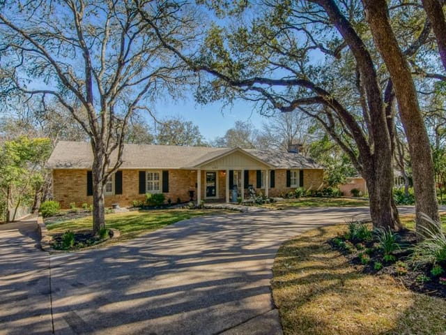 4303 Balcones Dr