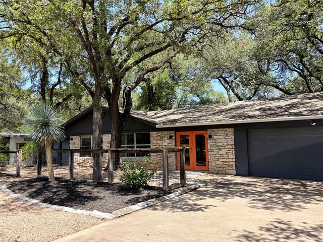 435 Brady LN